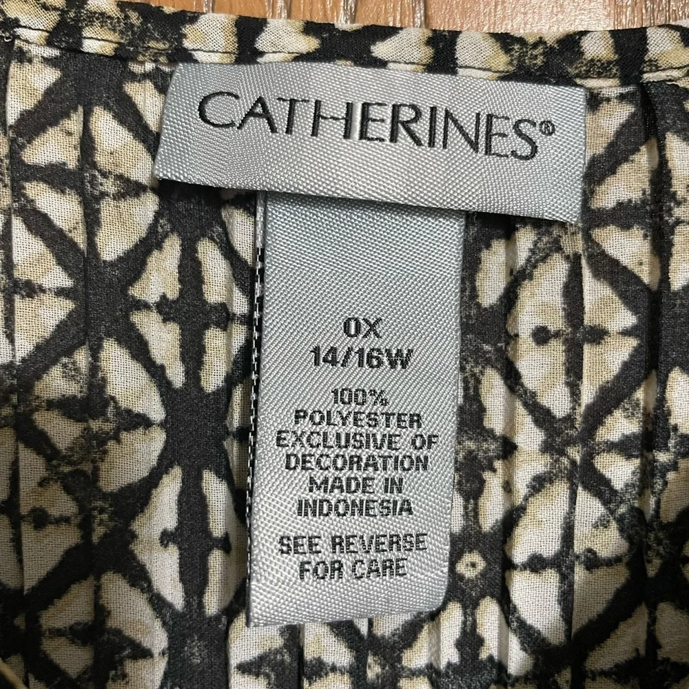 Geometric Print Tunic Top With V-Neck and Beaded Details - Black and Cream